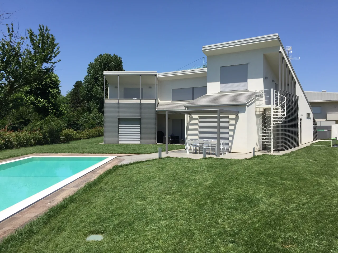 Una villa dal taglio futuristico e moderno