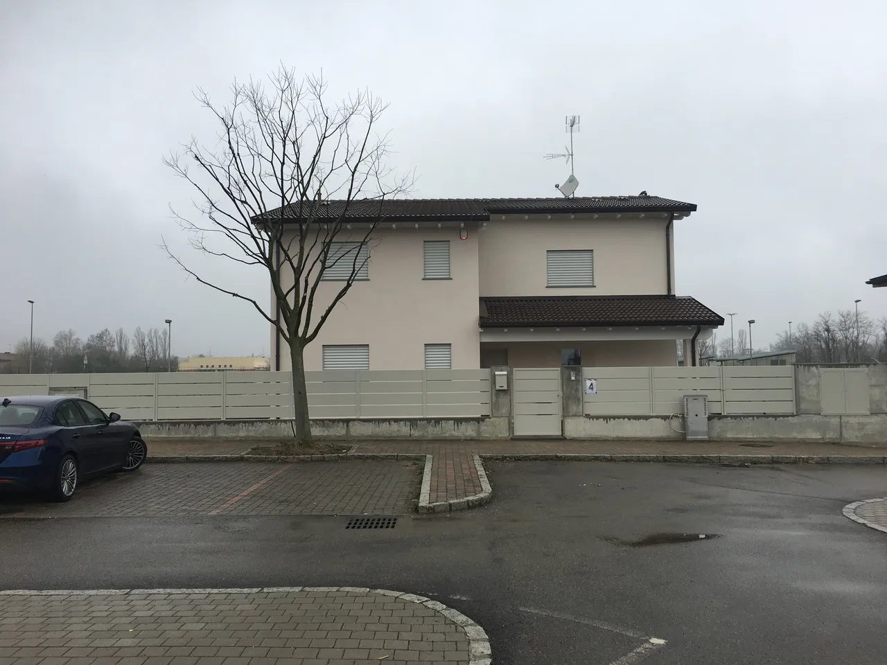 Una villa dal taglio classico con giardino