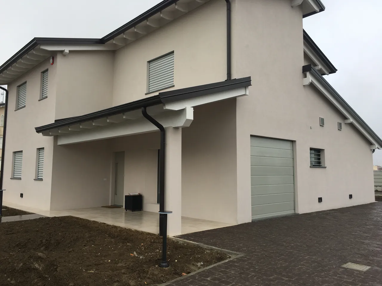 Una villa dal taglio classico con giardino