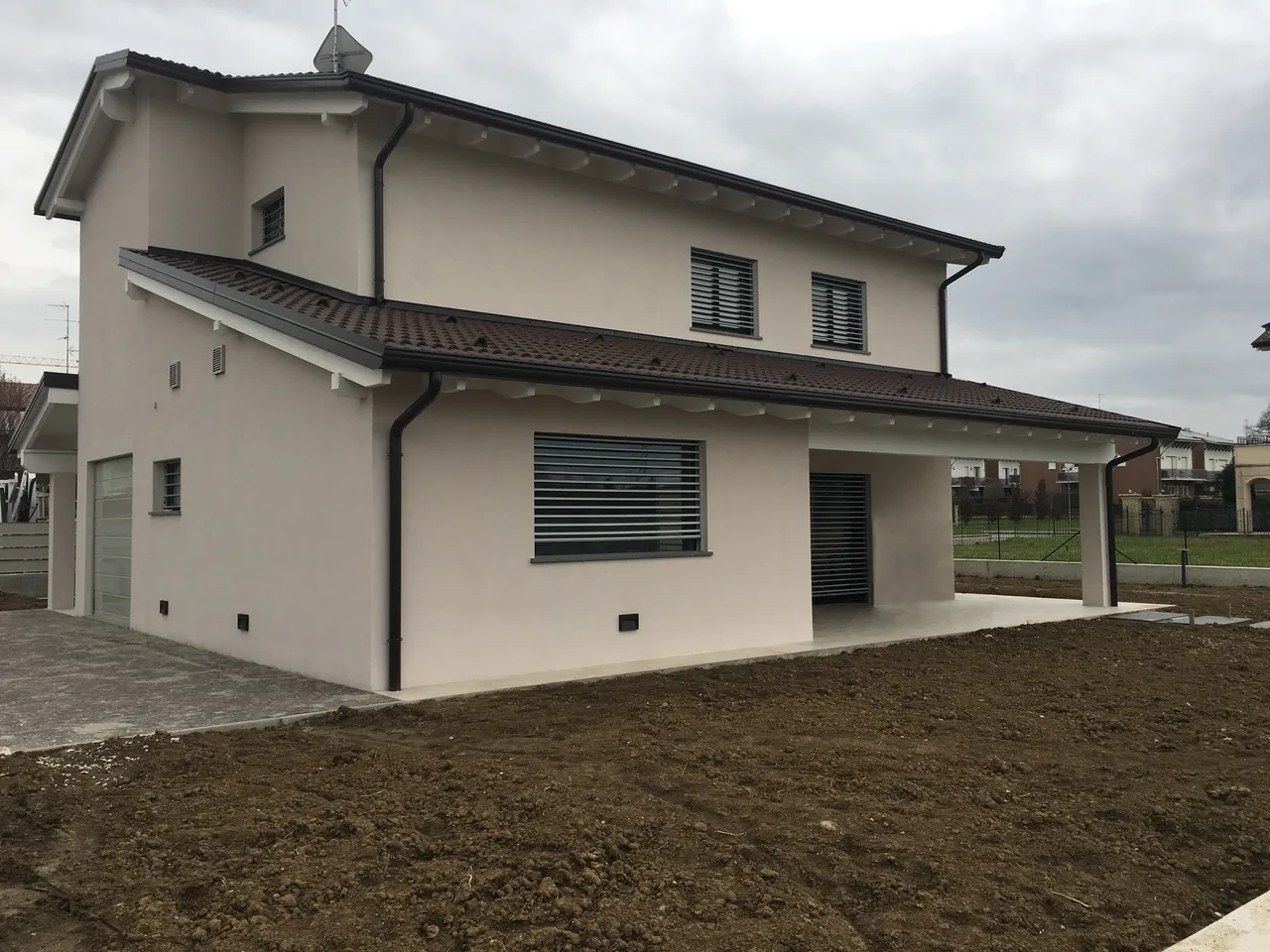 Una villa dal taglio classico con giardino