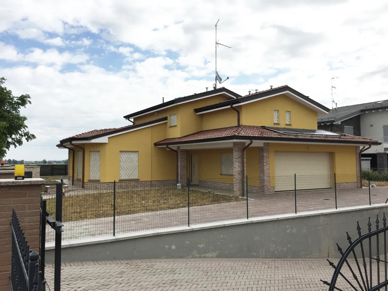 Una grande villa su due piani con grande garage