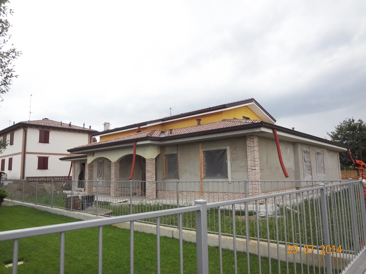 Una grande villa su due piani con grande garage