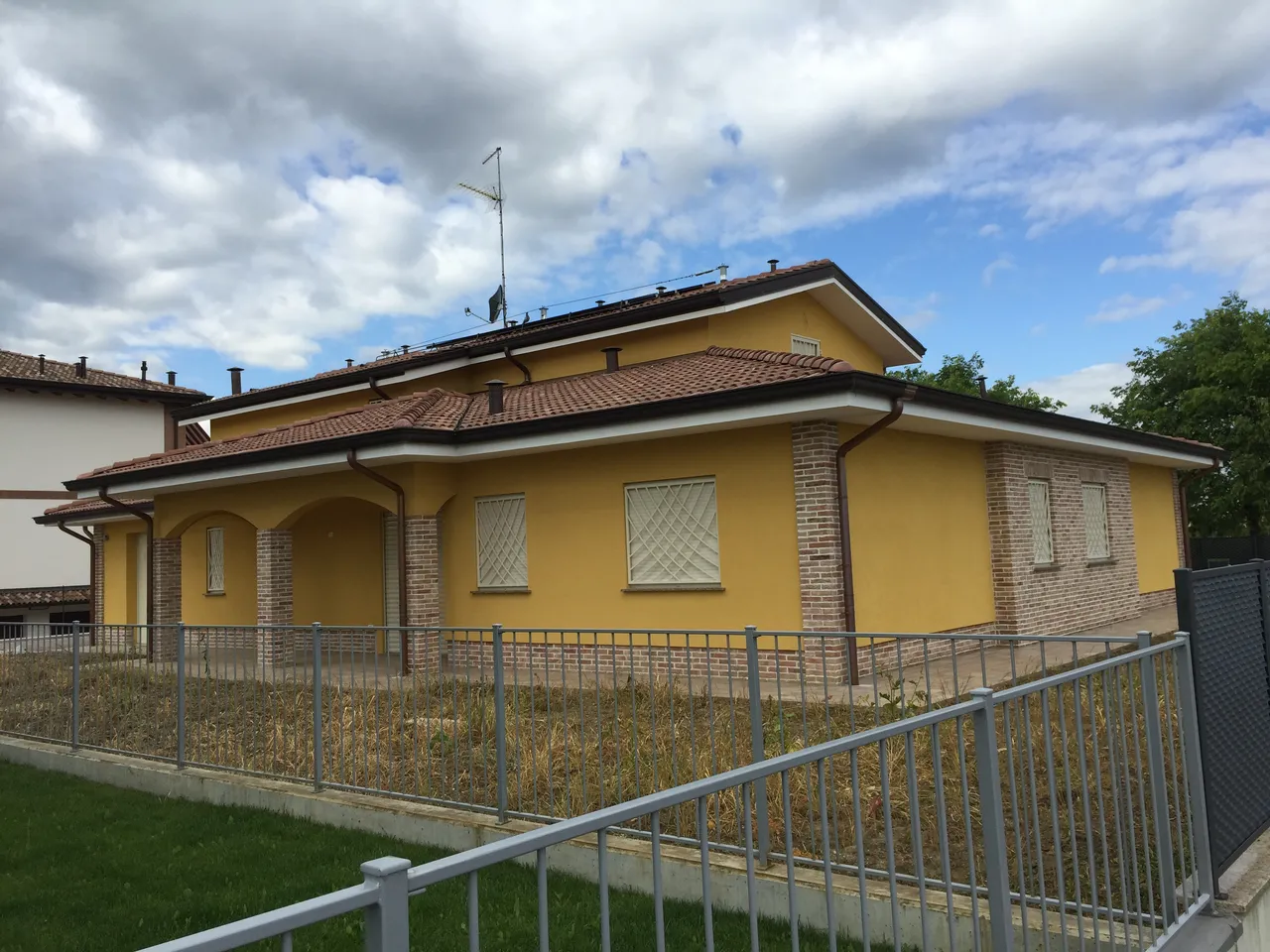 Una grande villa su due piani con grande garage