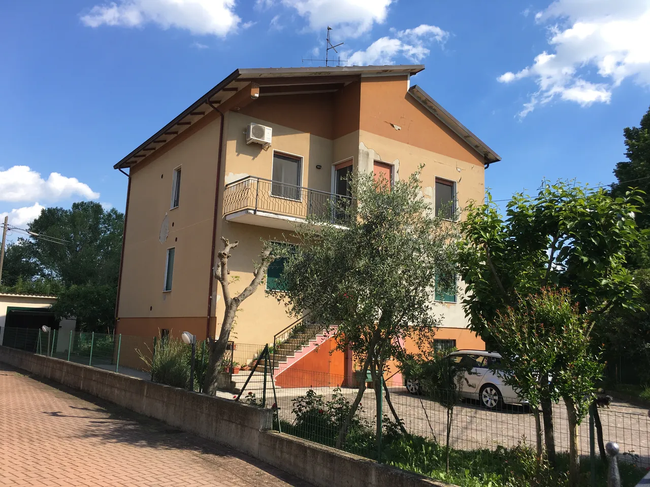 Una ristrutturazione di una casa bifamigliare