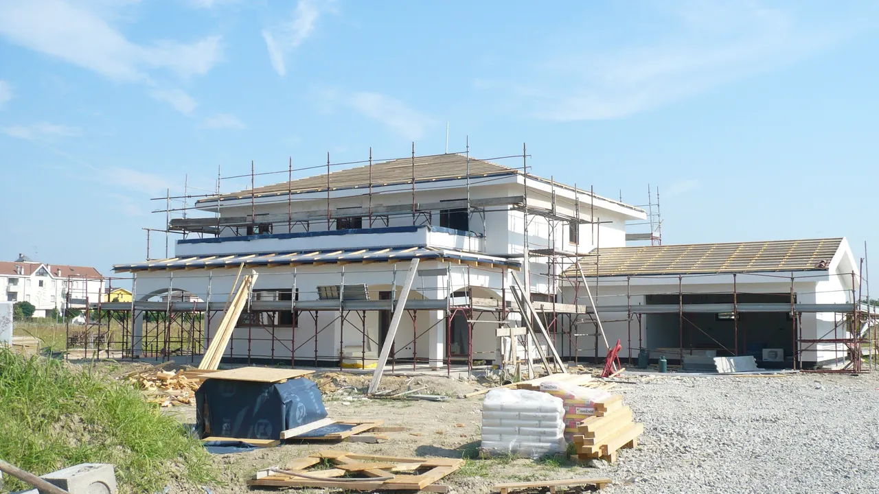 Una grande villa su due piani con grande garage