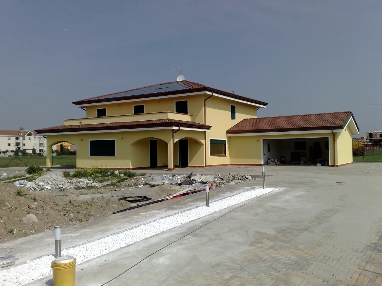 Una grande villa su due piani con grande garage