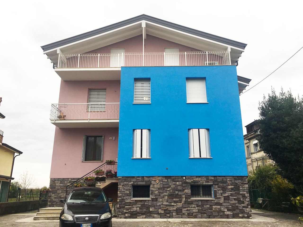 Una ristrutturazione di una vecchia casa bifamigliare