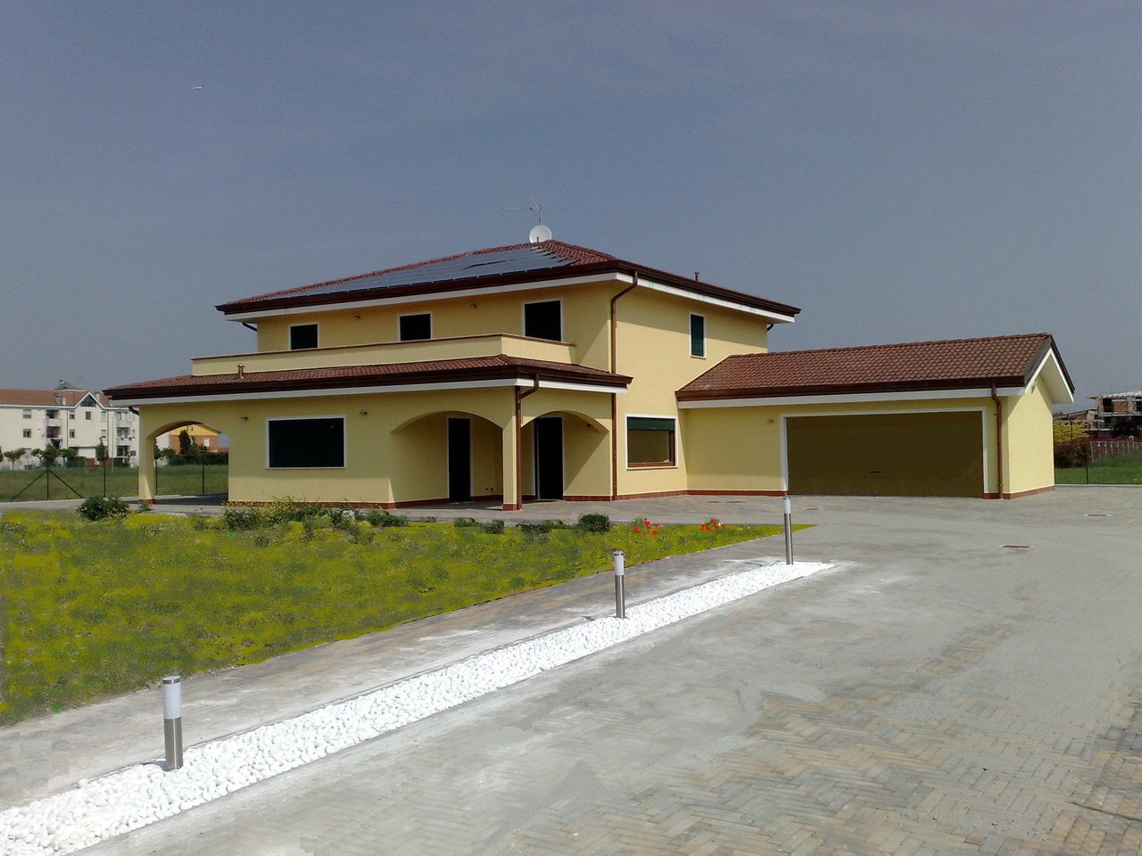 Una grande villa su due piani con grande garage